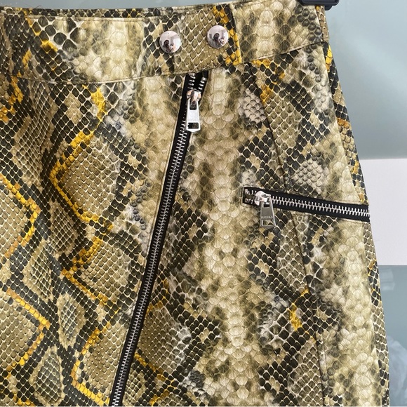 Snakeskin style mini skirt - Picture 1 of 6